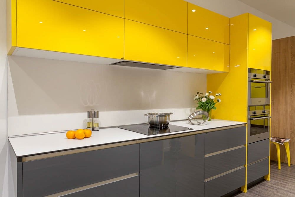 Mẫu nhà bếp đơn giản, ấn tượng màu vàng xám kết hợp