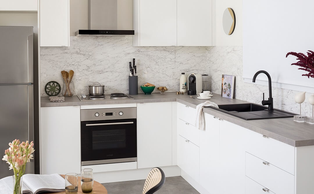 Nhà bếp tone trắng đơn giản tinh tế với thiết kế tủ bếp hình chữ L đang được yêu thích nhất