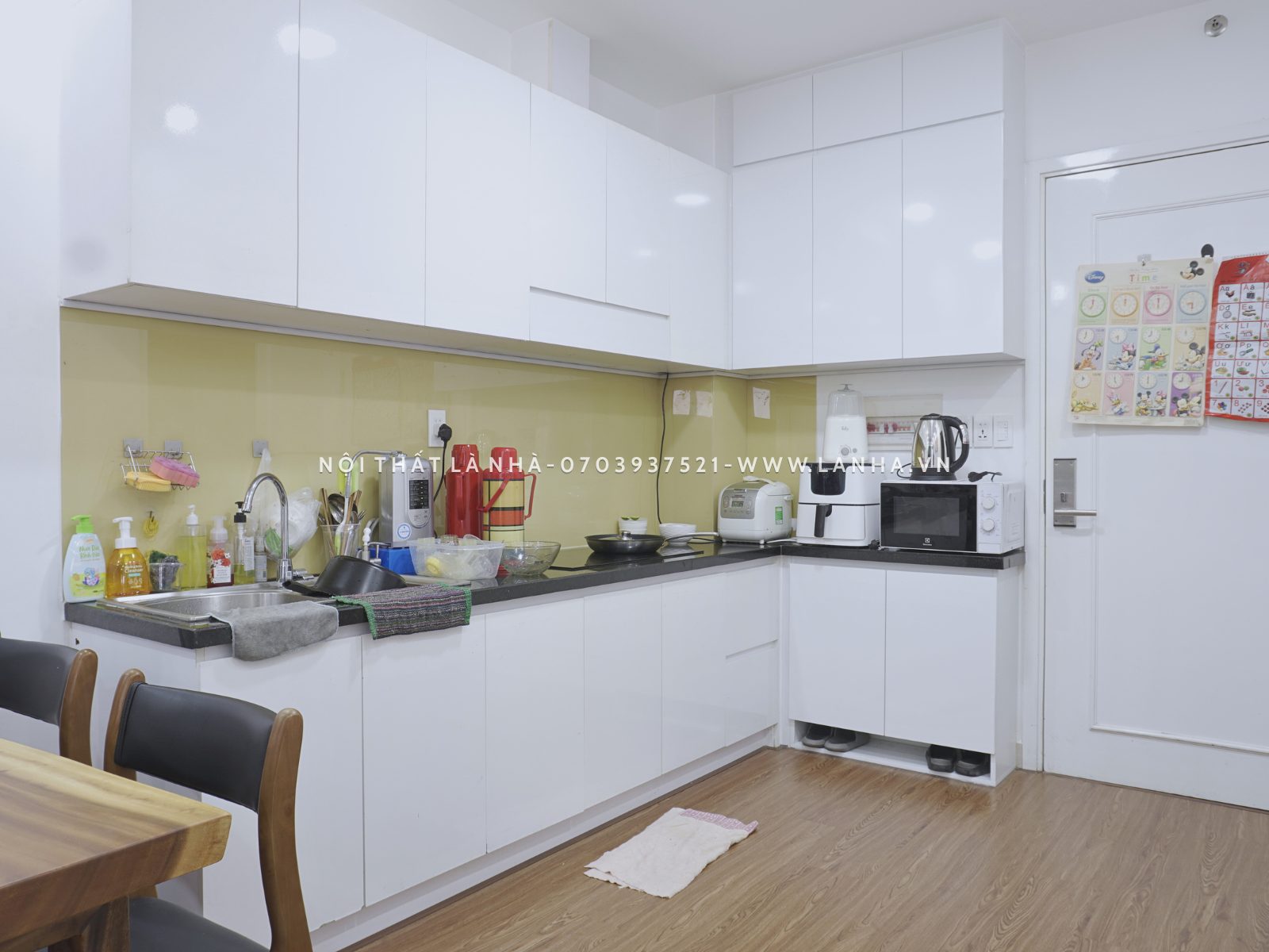 Tủ bếp hình chữ L của căn hộ chung cư Moonlight Park View 50m2