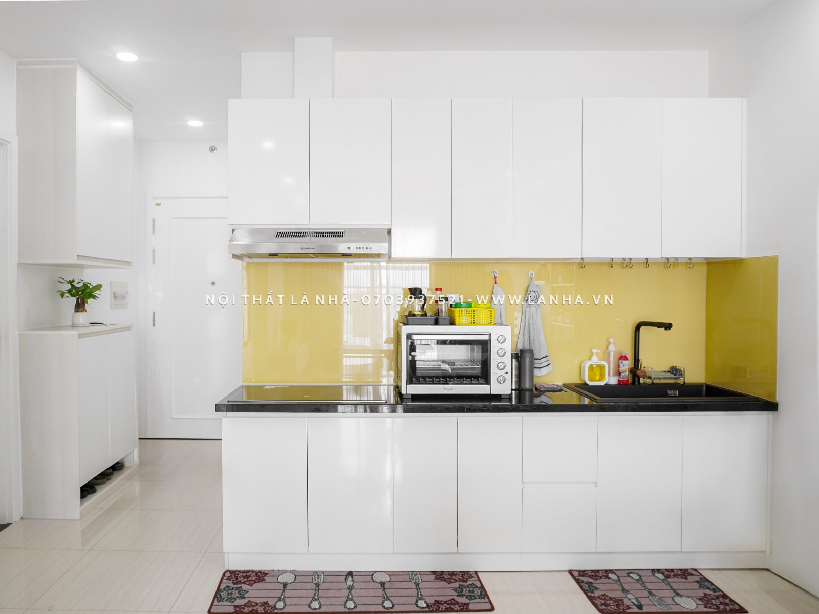 Tủ bếp màu trắng nhỏ gọn phù hợp với chung cư Moonlight Residences 55m2