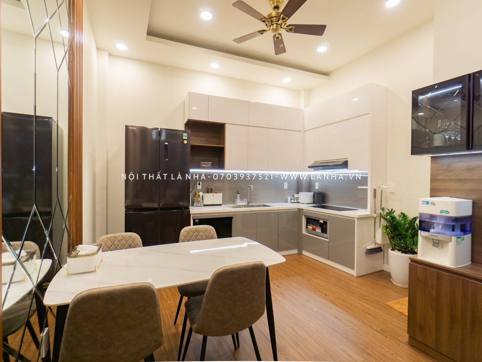 Tủ bếp hình chữ L đơn giản, gọn gàng cho cho chung cư 90m2