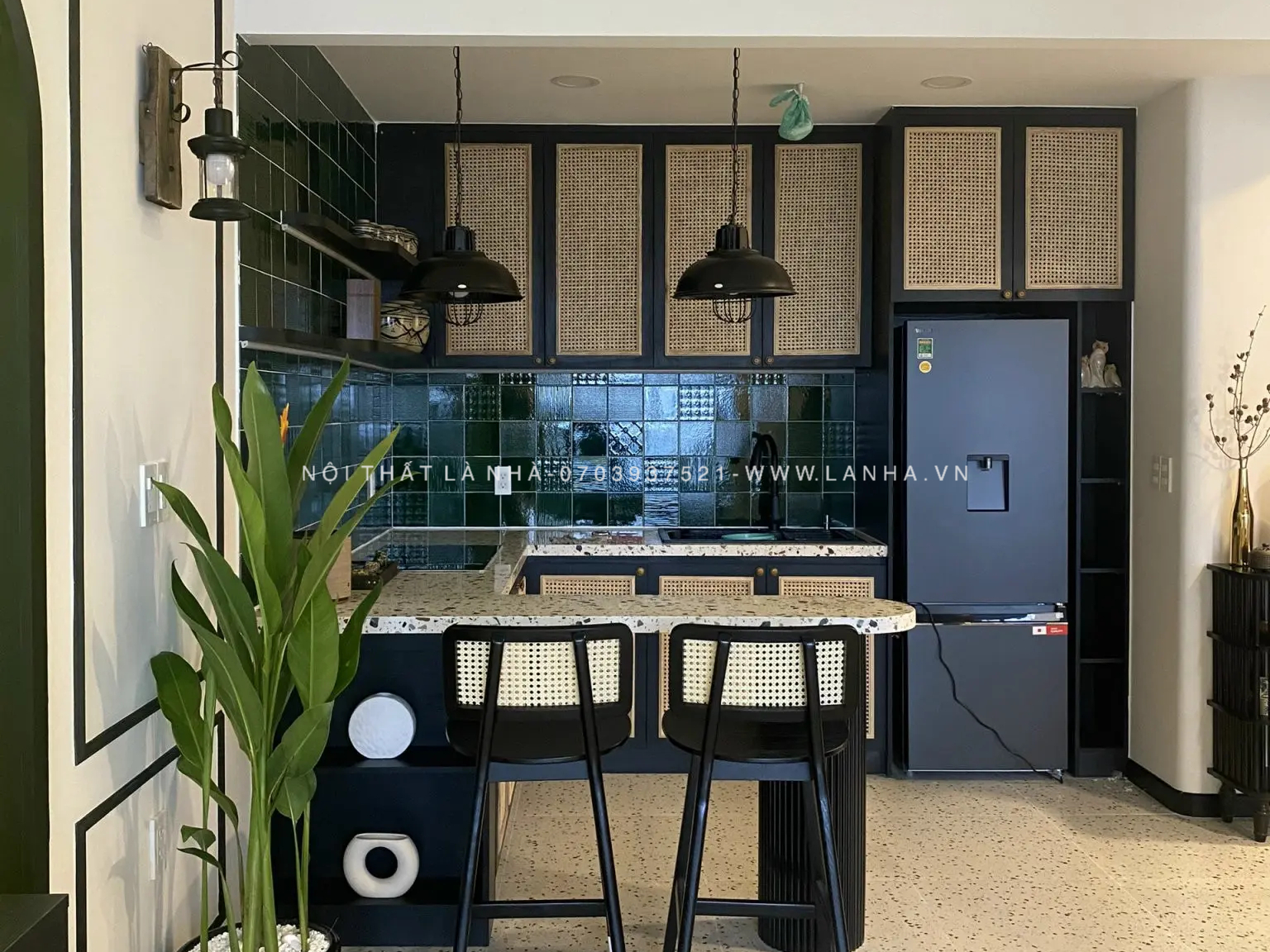 Mẫu tủ bếp đẹp kết hợp quầy bar mang phong cách hiện đại và thời thượng