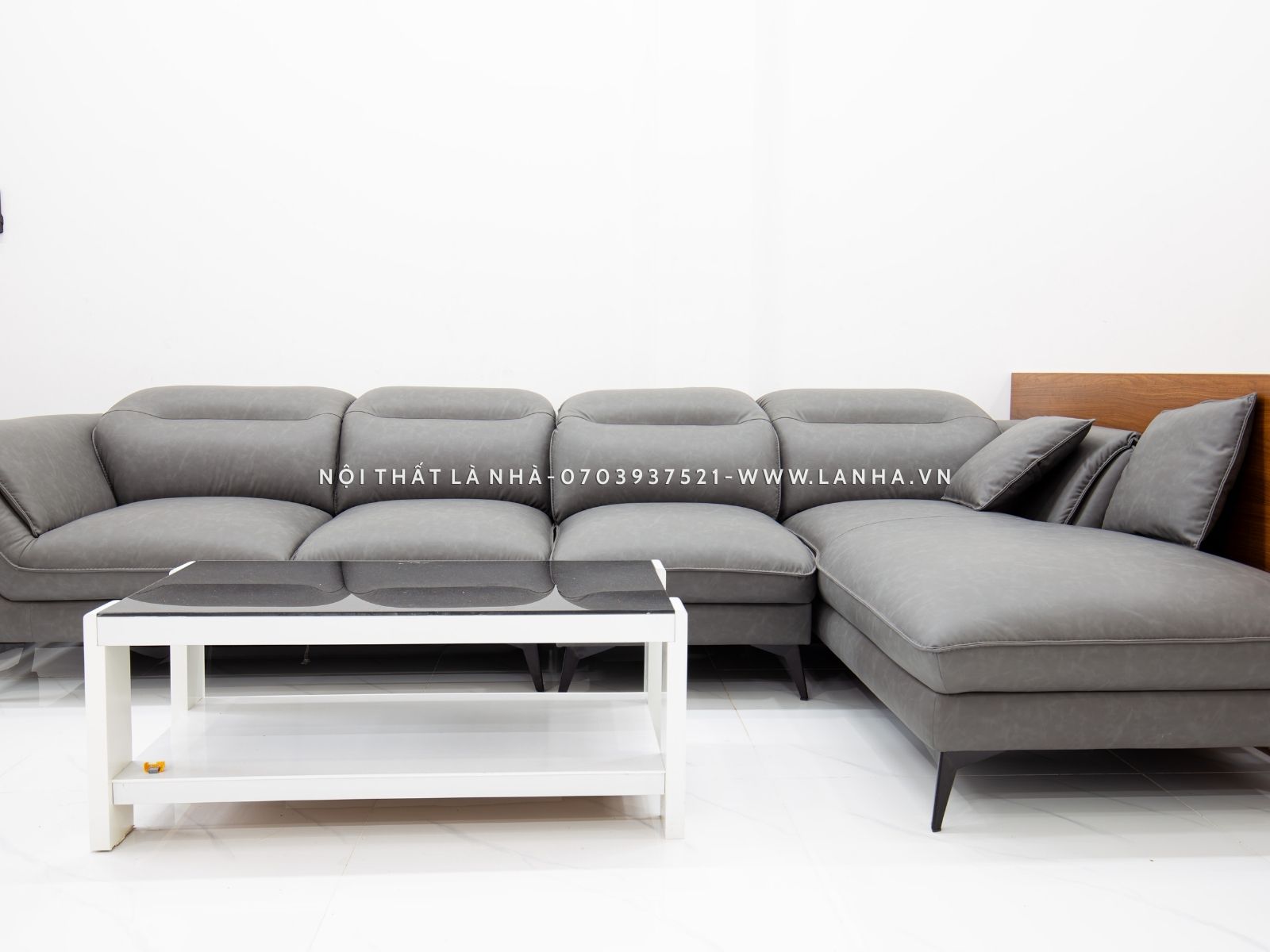 Sofa màu xám đặt phòng khách sang trọng, hiện đại