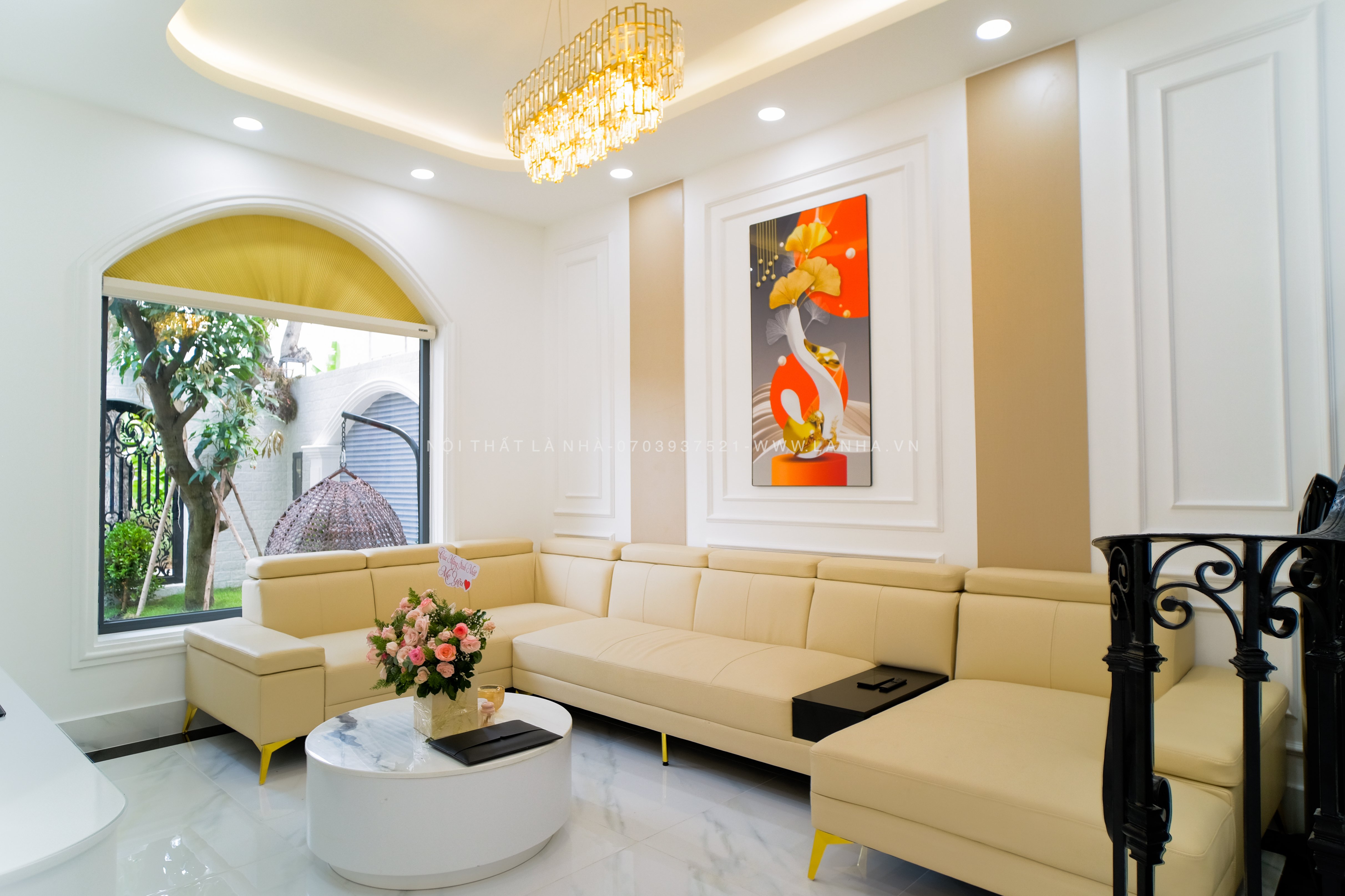 Công trình biệt thự quận 7 phong cách tân cổ điển tường trắng kết hợp đồ nội thất tone vàng sang trọng