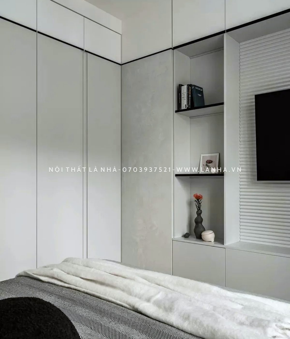 Phòng ngủ tone trắng làm chủ đạo với kệ trang trí đơn giản sang trọng, trang nhã 