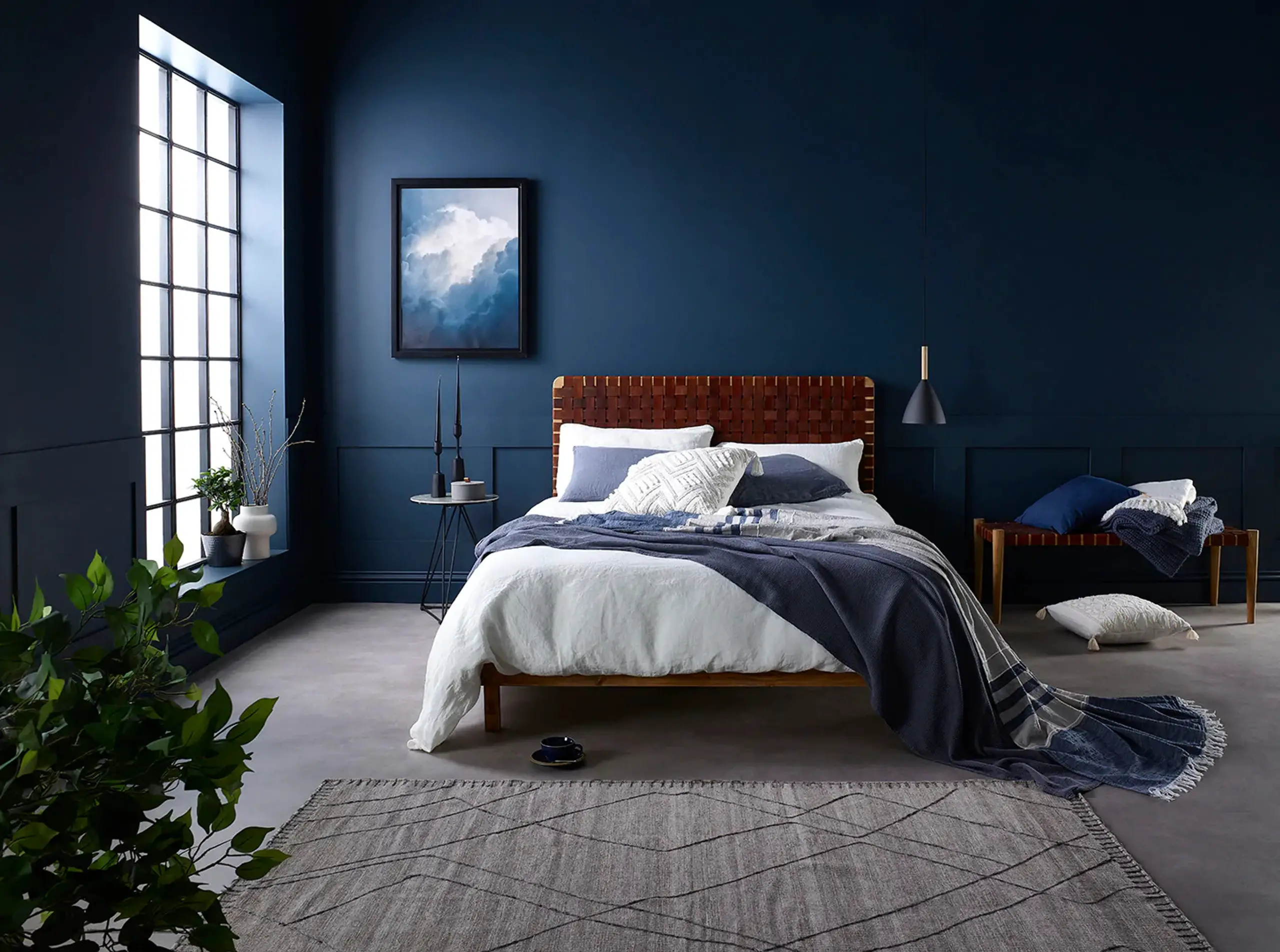 Phòng ngủ màu xanh dương tạo điểm nhấn với bức tranh bầu trời thể hiện sự điềm tĩnh, đáng tin cậy