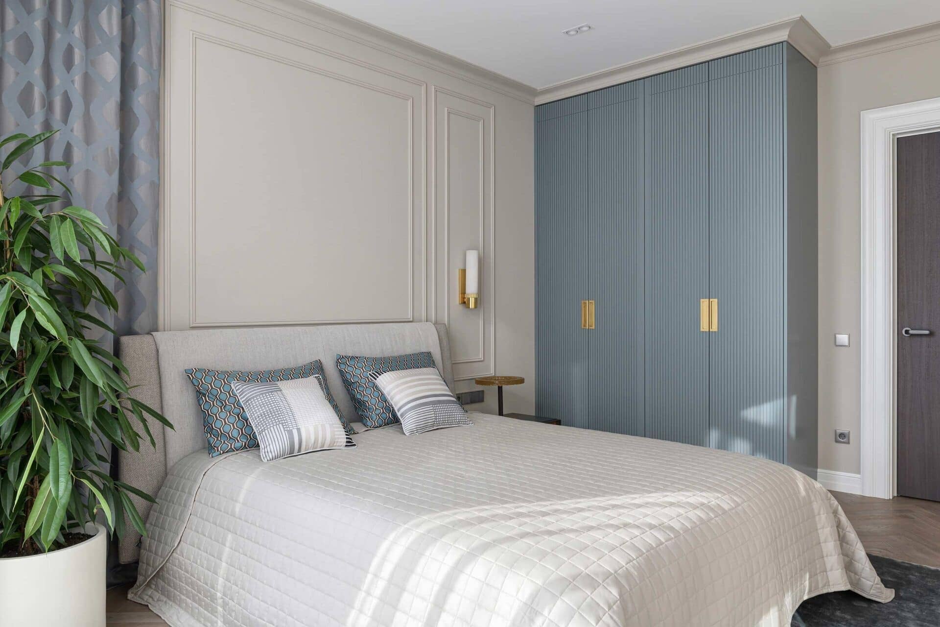 Nội thất phòng ngủ kết hợp xanh biển và trắng tinh khiết