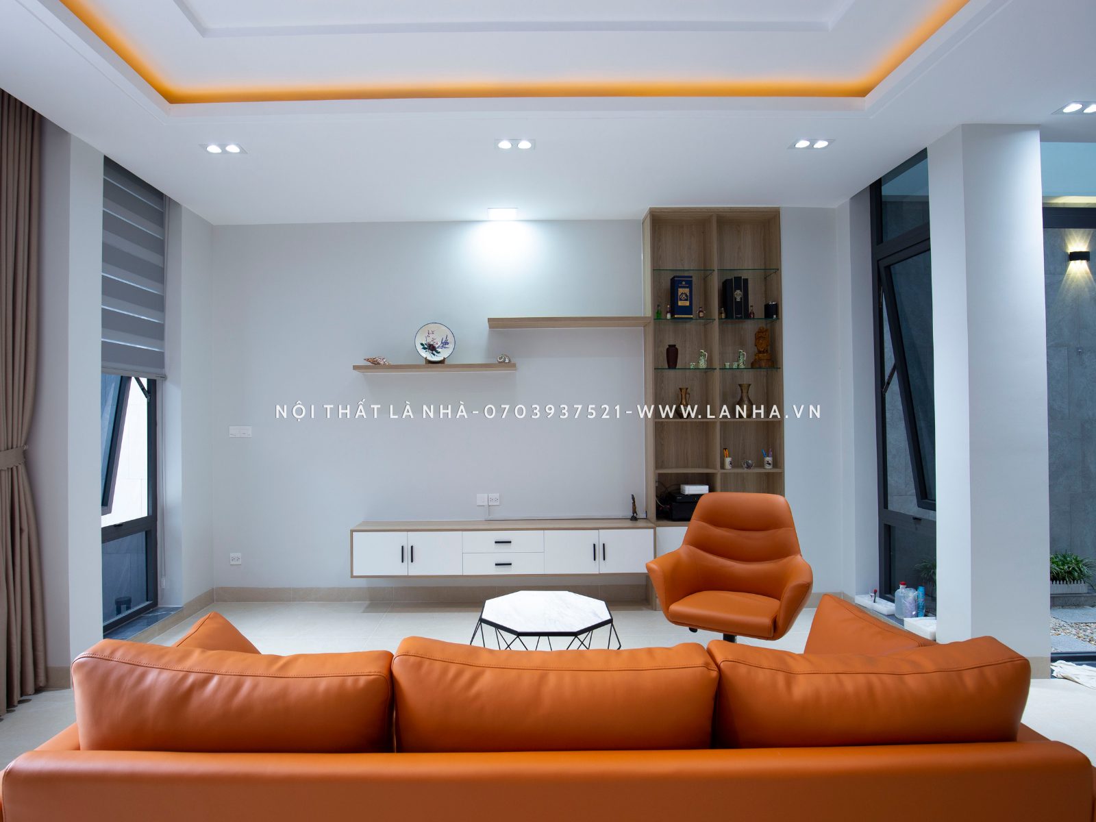 Phòng khách với bộ sofa màu cam ấn tượng