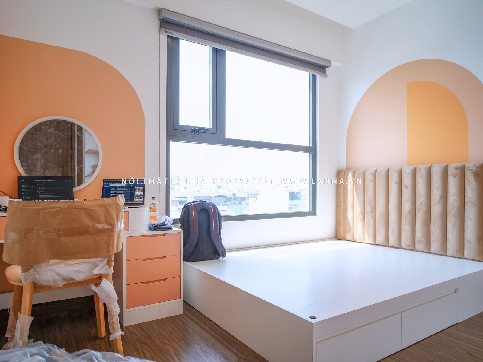 Phòng ngủ cũng được thiết kế với các mảng tường màu cam tạo điểm nhấn