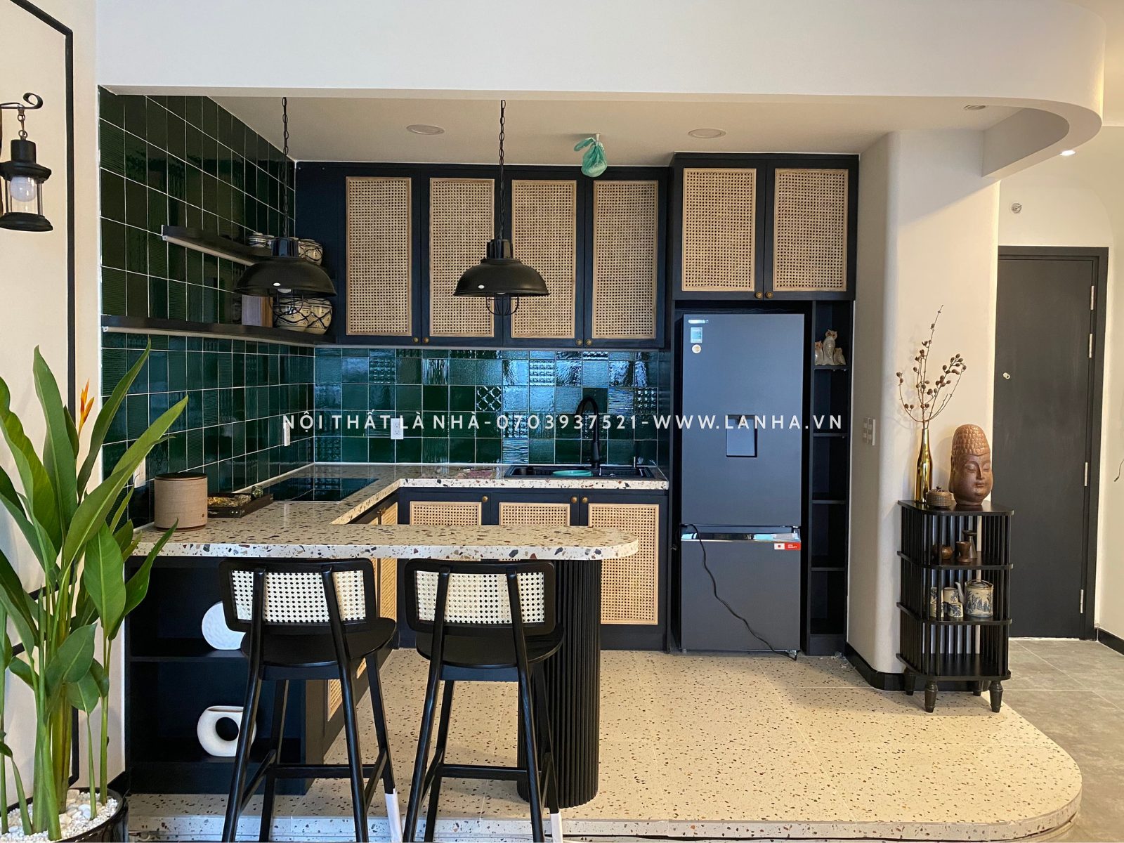 Thiết kế mẫu tủ bếp hình chữ L đơn giản cho căn bếp chung cư Vinhomes CentralPhòng khách tối giản với bộ sofa xanh lá cây hút mắt