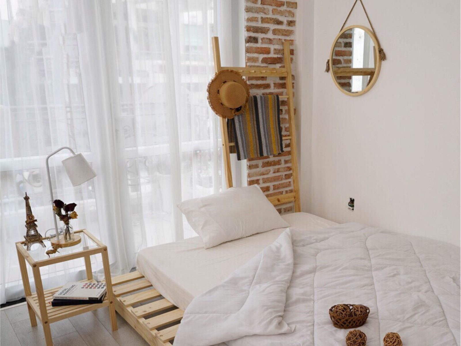 Phòng ngủ trang trí đơn giản màu trắng chủ đạo kết hợp độ nội thất màu gỗ nhạt