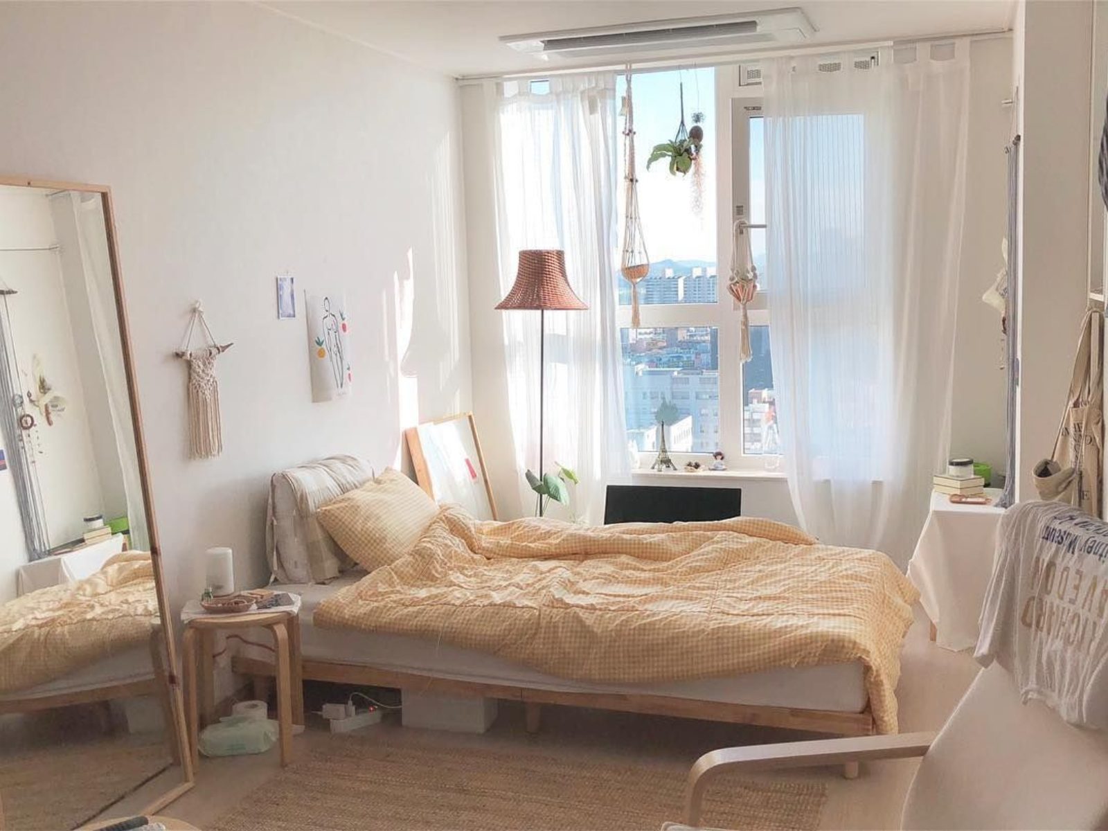 Phòng ngủ kiểu Hàn Quốc sử dụng đồ nội thất màu gỗ nhạt cùng rèm cửa mỏng 