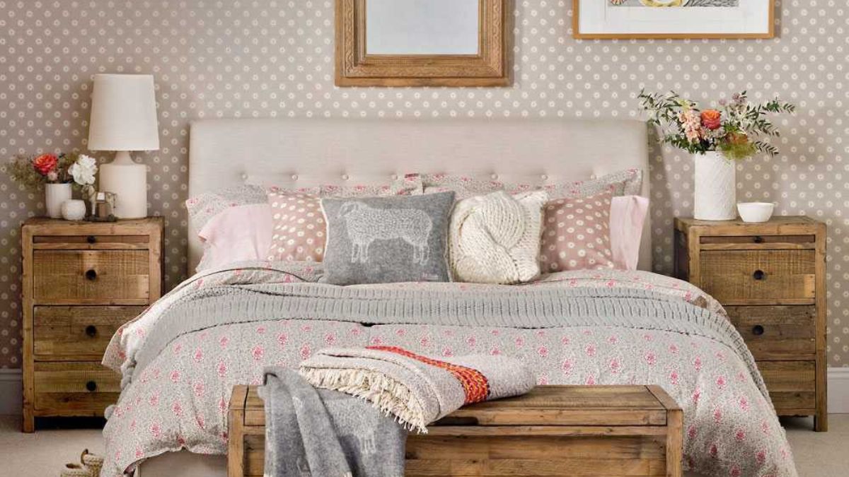 Decor phòng ngủ vintage với gối tựa