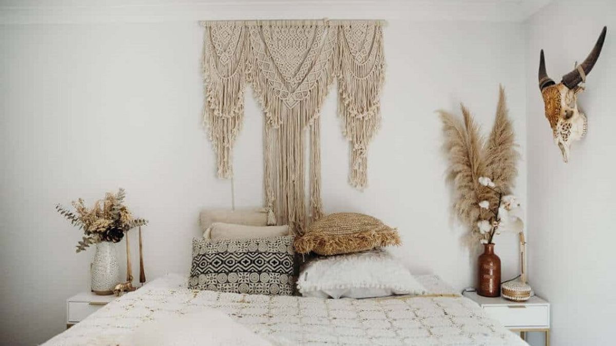 Decor phòng ngủ vintage với bình hoa gốm
