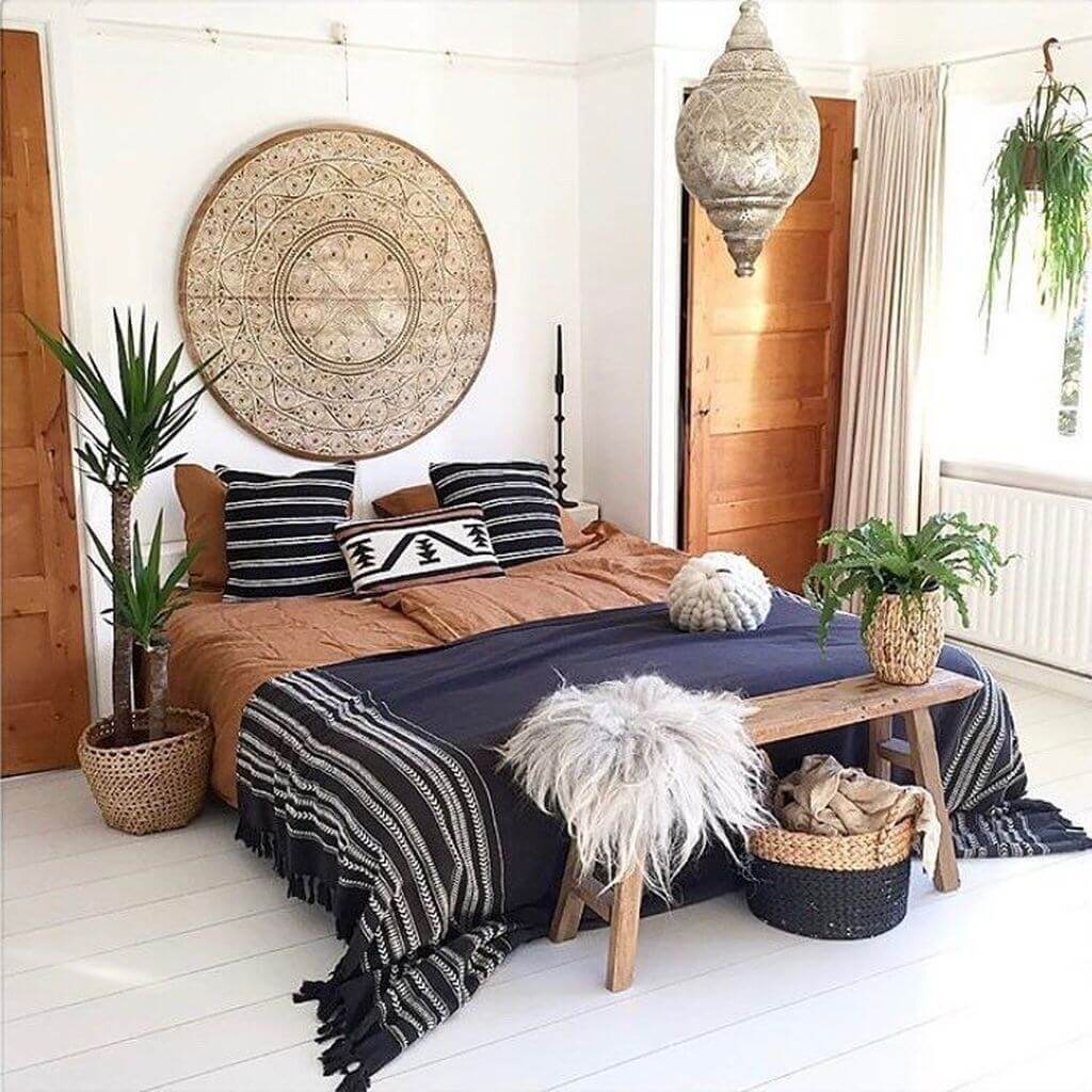 Mẫu decor phòng ngủ vintage với họa tiết thổ cẩm ấn tượng