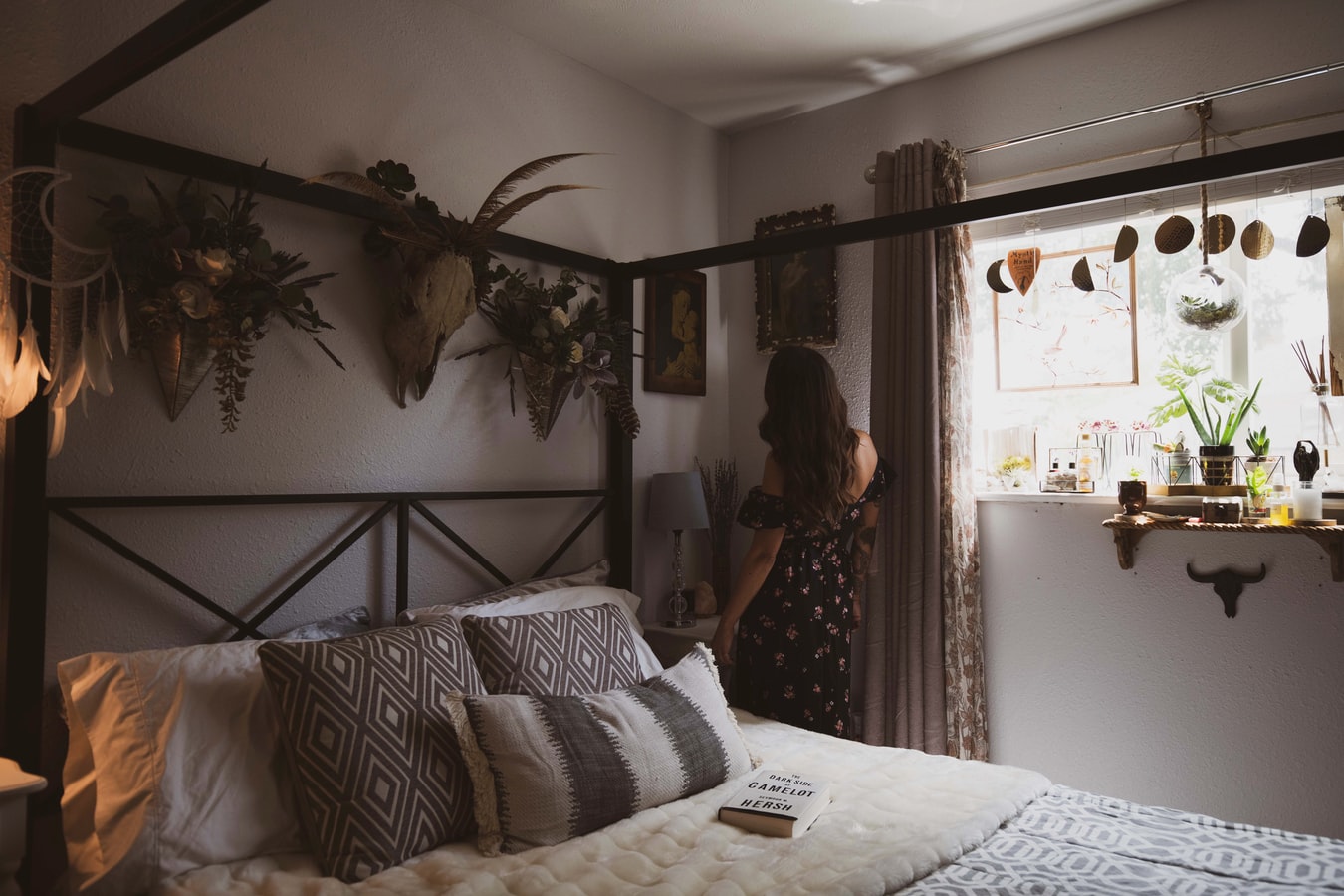 Mẫu decor phòng ngủ vintage kết hơp cùng cây trang trí đầu giường