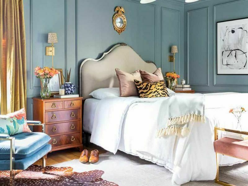 Đặt đồng hồ vintage ở một vị trí nổi bật trong phòng ngủ để nó có thể là điểm nhấn của không gian