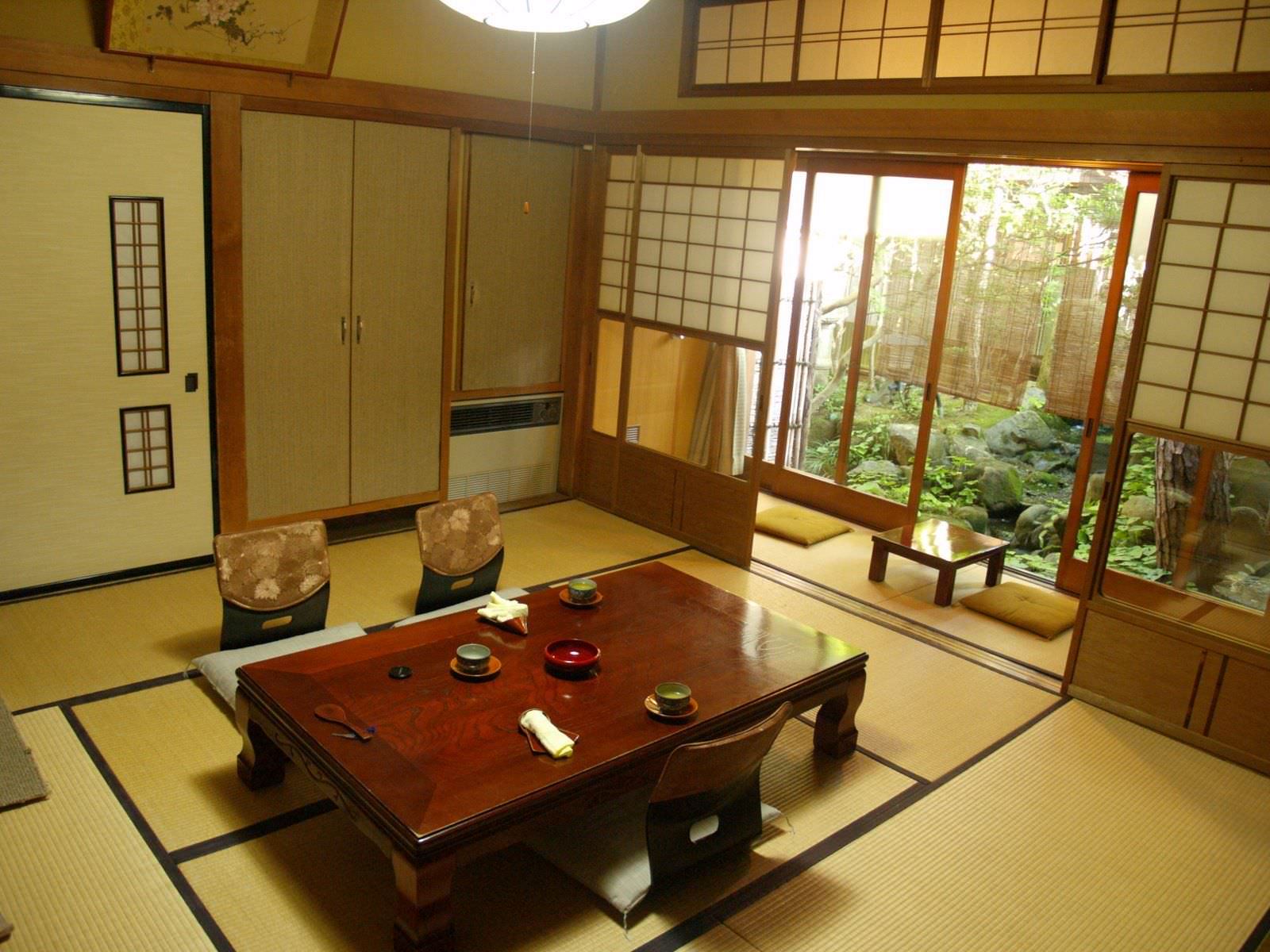 Phòng khách Nhật Bản nên được thiết kế không gian mở, hướng ra sân vườn 