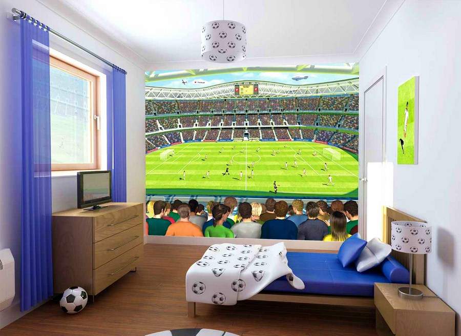 Bức tranh treo tường cùng đèn ngủ chủ đề bóng đá là điểm nhấn nổi bật cho phòng ngủ