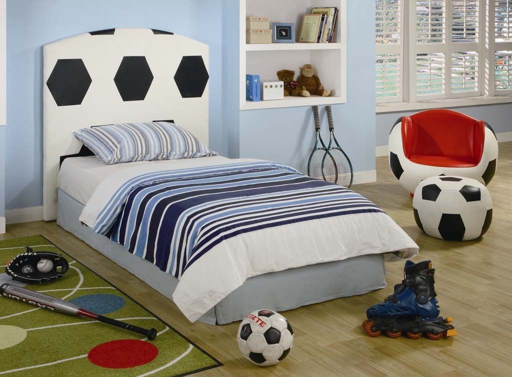 Trang trí phòng ngủ với nội thất hoạ tiết bóng đá giúp căn phòng nổi bật, sinh động và cá tính hơn