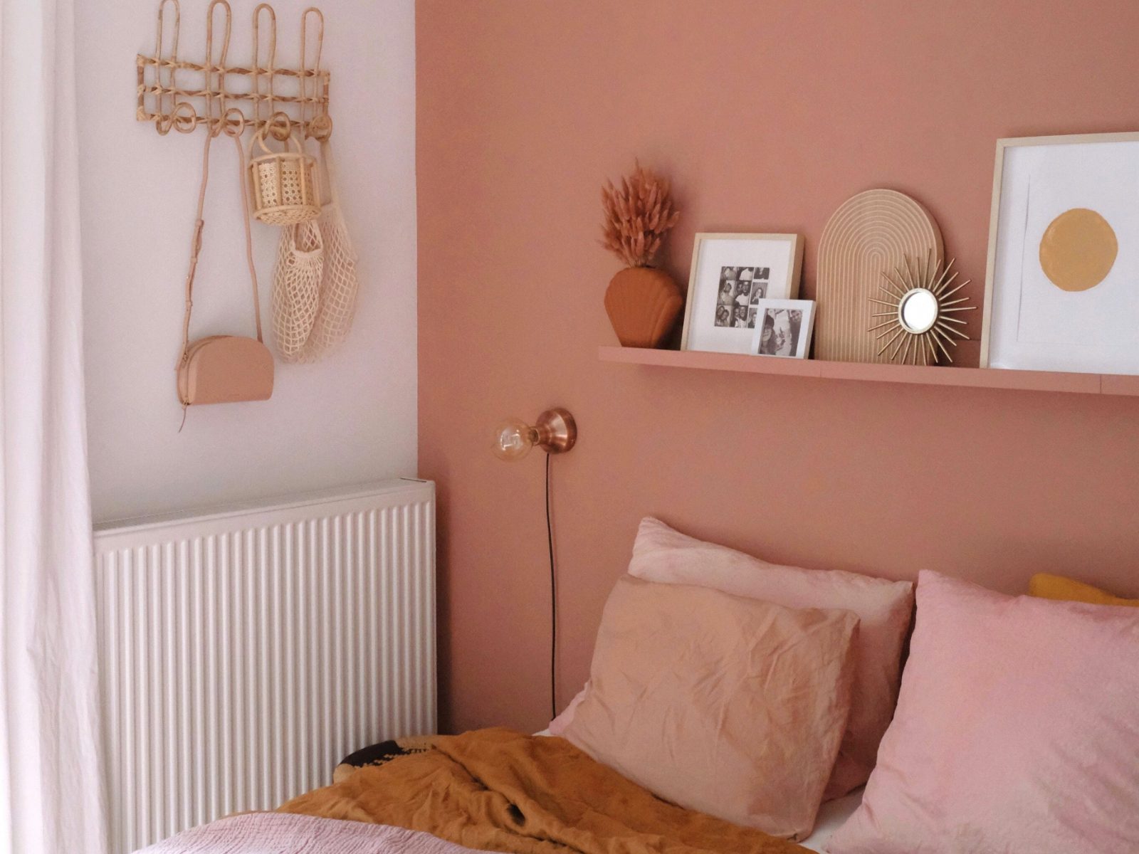Màu hồng cam được sử dụng làm màu tường, ra giường và các chi tiết trang trí khác