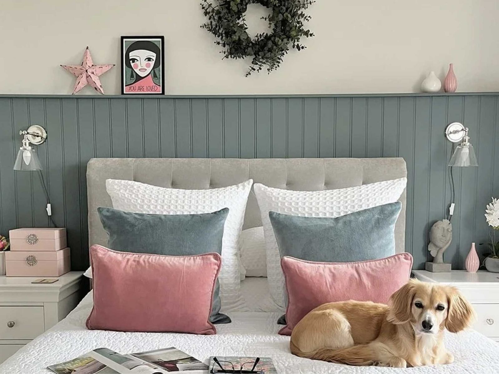 Khi kết hợp màu hồng và xanh lá, bạn có thể tạo nên một không gian phòng ngủ trẻ trung, tươi mát và ấm cúng