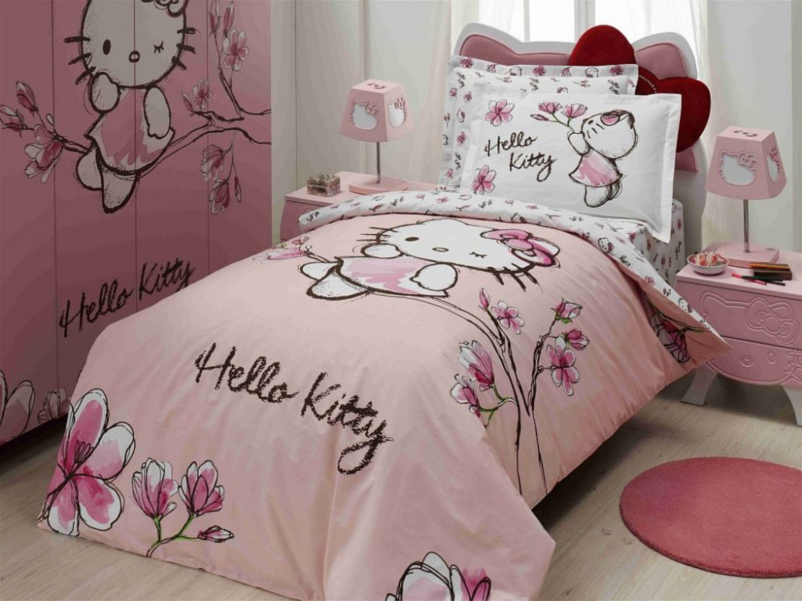 Sử dụng các phụ kiện trang trí như gối nệm, chăn, tranh treo và đèn ngủ có hình Hello Kitty