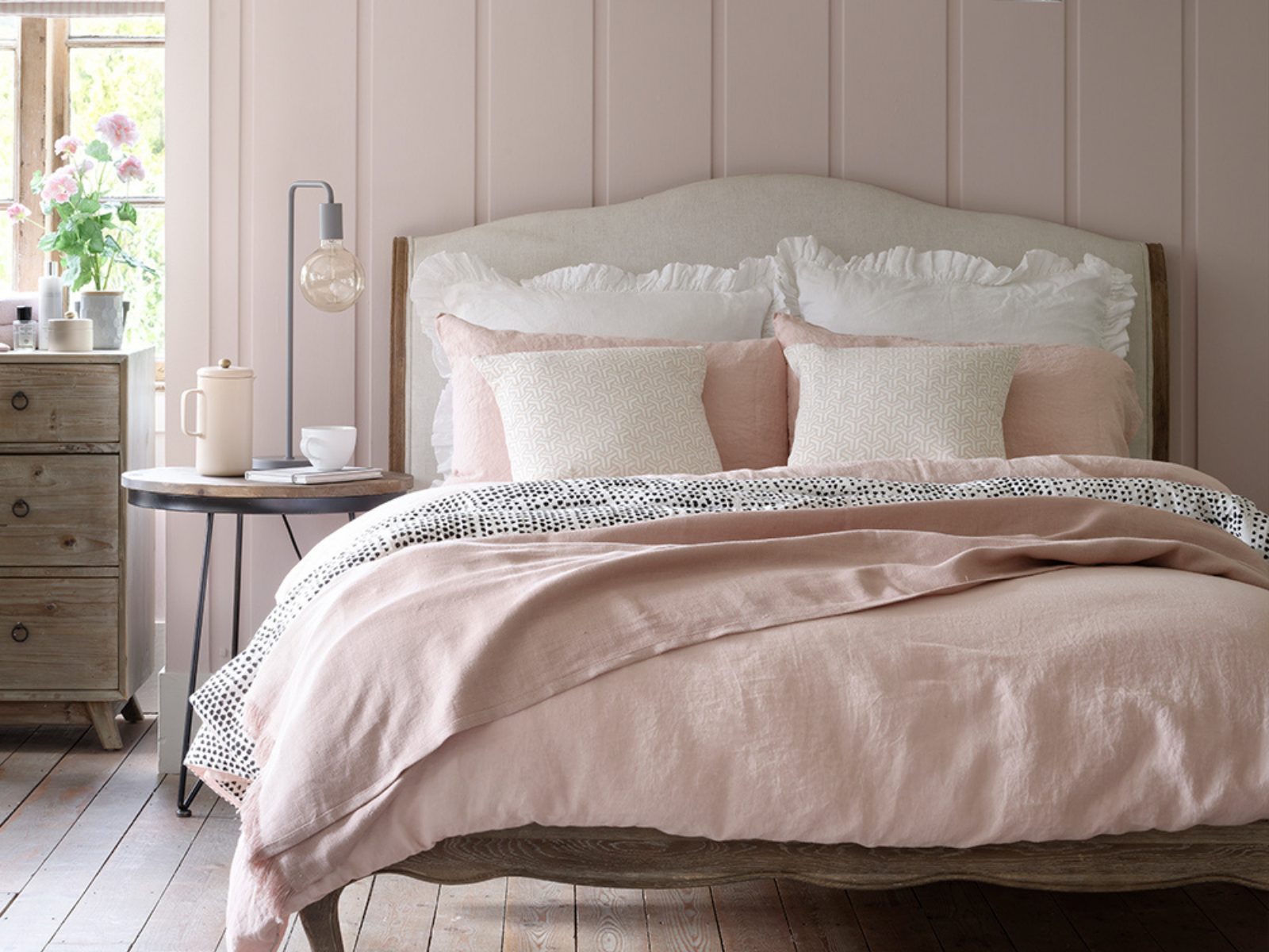 Phòng ngủ màu hồng tận dụng tối đa ánh sáng tự nhiên sáng sủa, thoáng mát