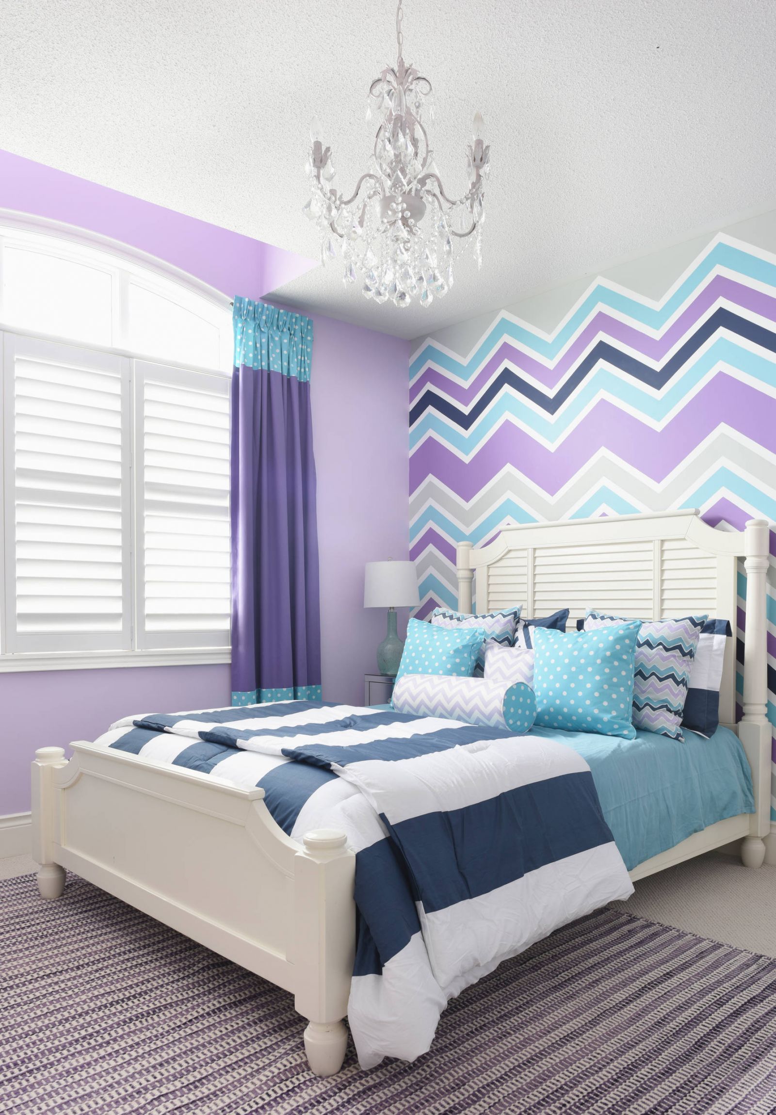 Thiết kế phòng ngủ màu tím pastel kết hợp với màu sáng