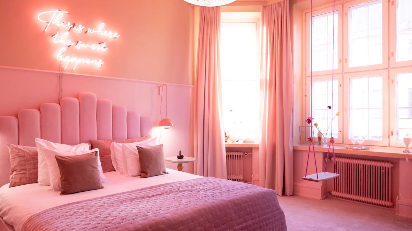 Phòng ngủ màu tím pastel phối hợp với hồng nhẹ nhàng