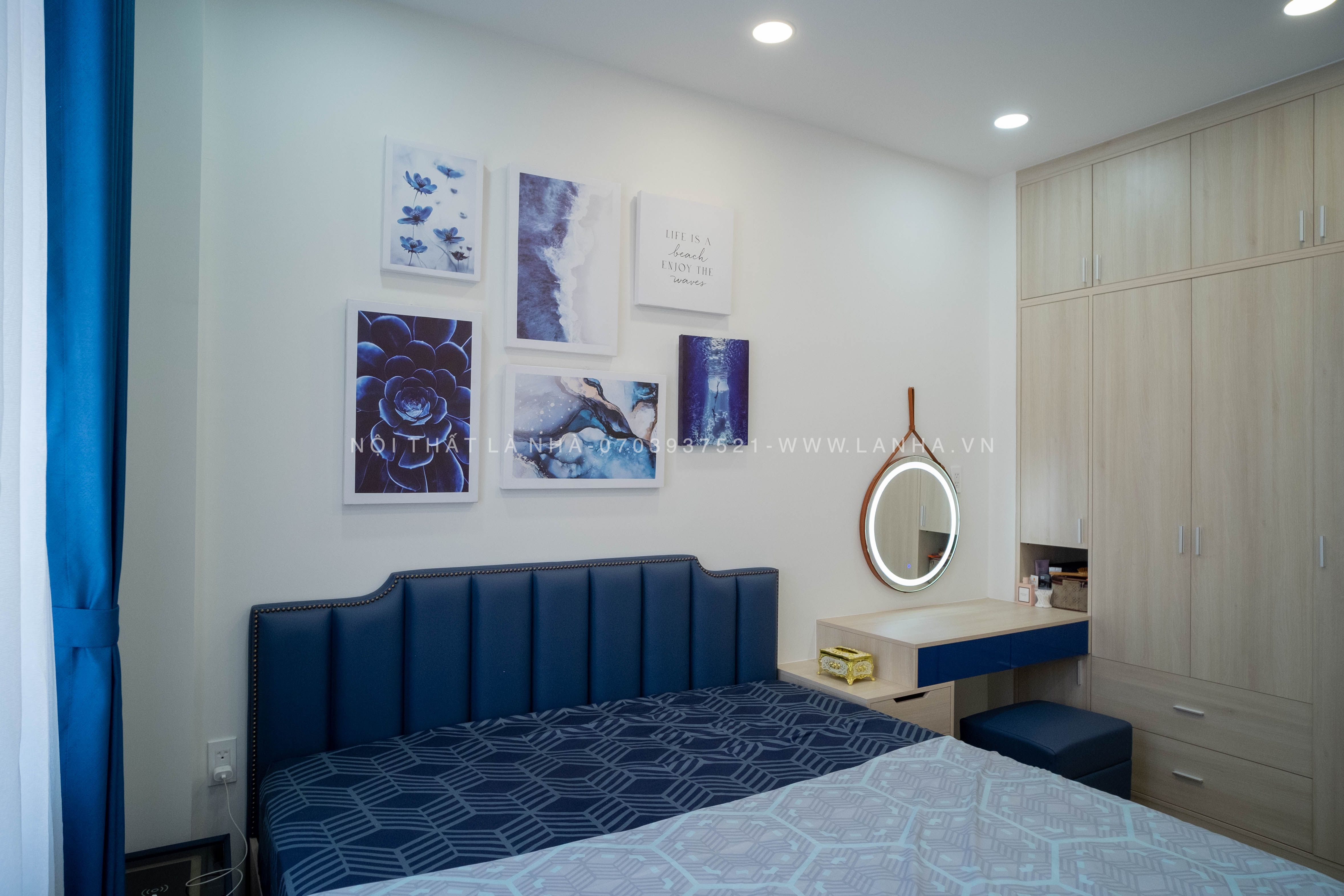 Thiết kế phòng ngủ màu trắng với điểm nhấn màu xanh