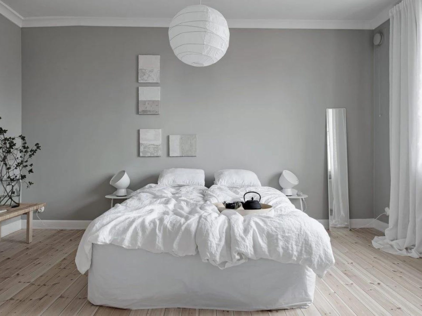Phòng ngủ trắng xám đơn giản, thanh lịch, tinh tế