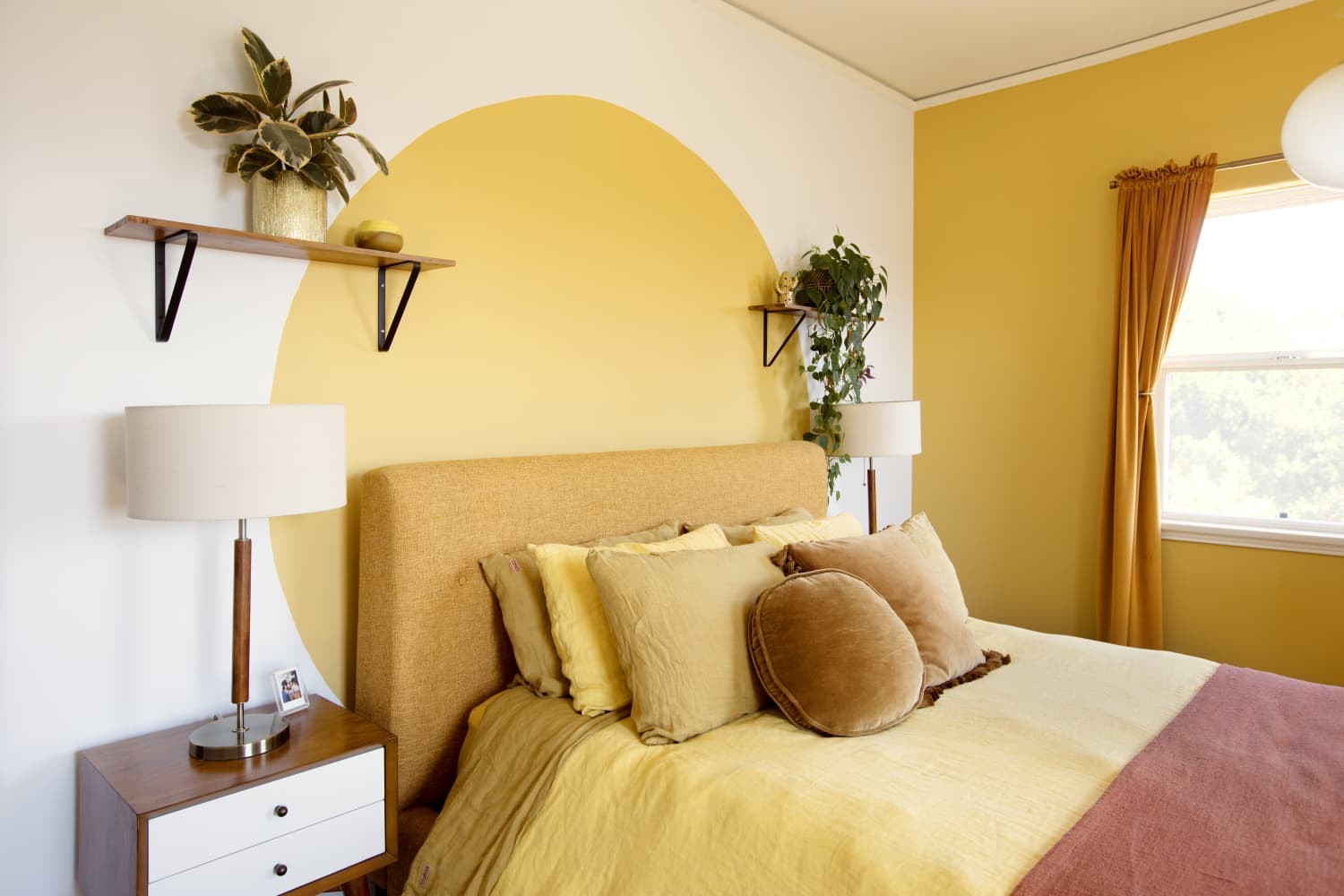 Kết hợp nhiều sắc độ vàng để phòng ngủ thêm sinh động