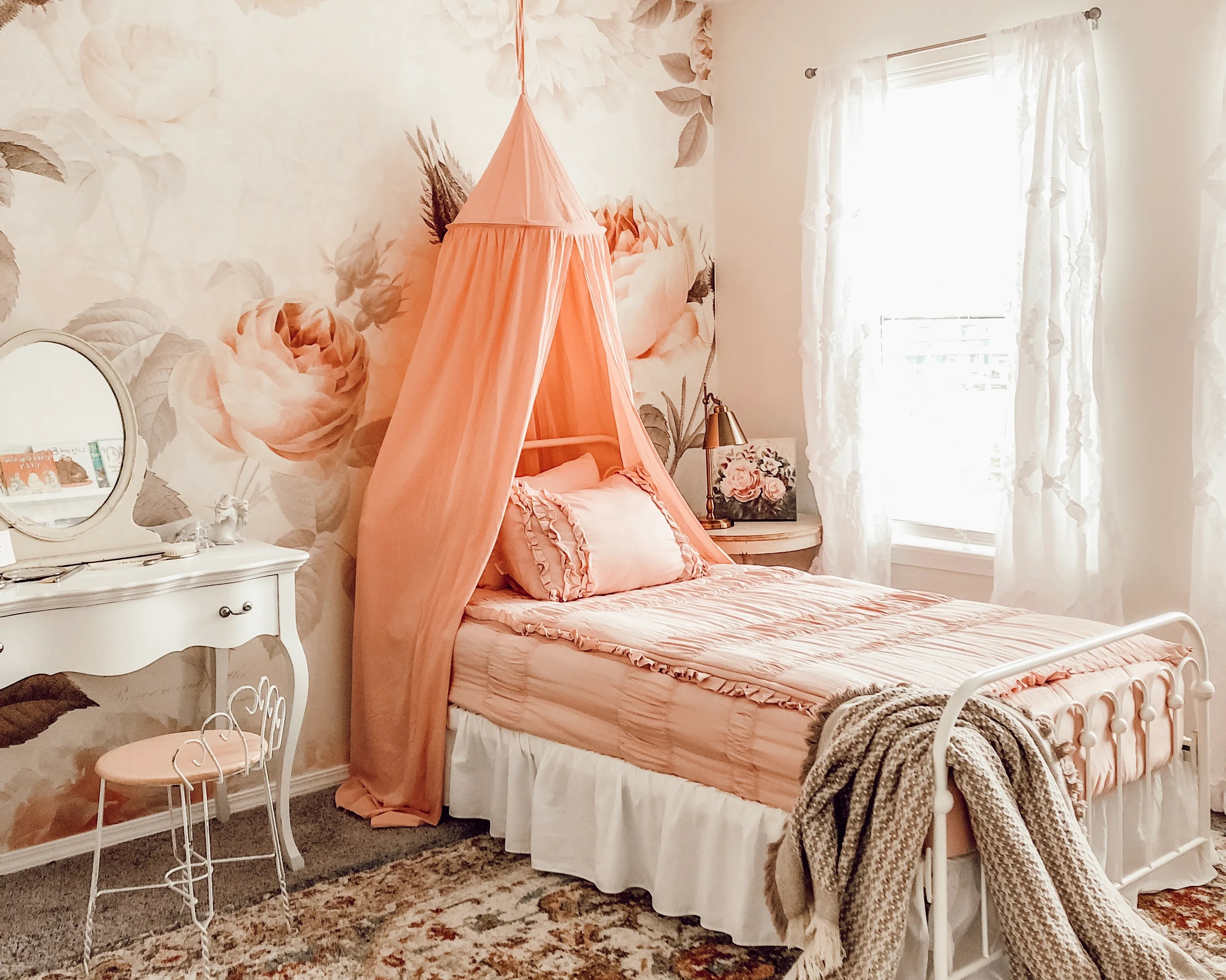 Phòng ngủ bé gái với gam màu pastel