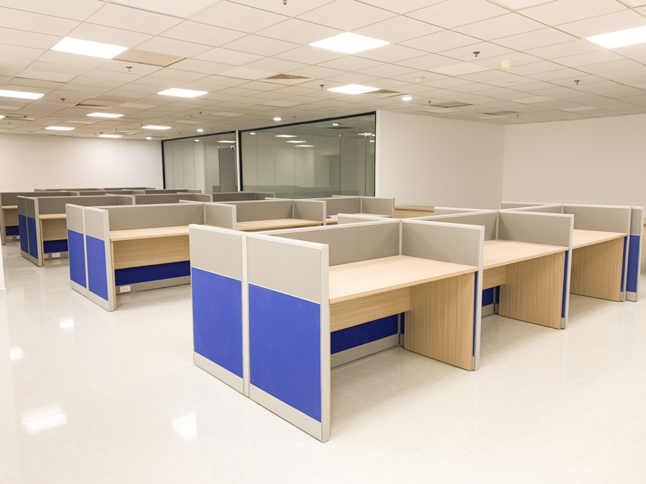 Xưởng Nội Thất Đồng Khởi thiết kế bàn có vách ngăn cho văn phòng làm việc