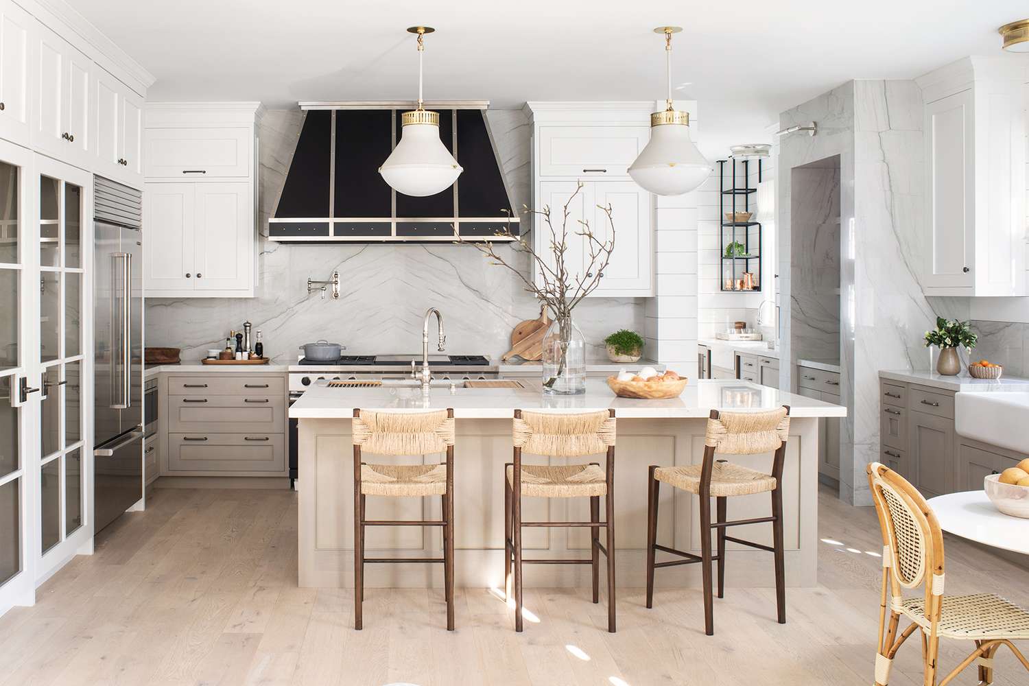 Trong bếp nhỏ hiện đại với tone trắng, các tủ bếp thường được thiết kế với kiểu dáng tối giản và đường nét sắc sảo, tạo nên một vẻ đẹp đương đại và sáng sủa 
