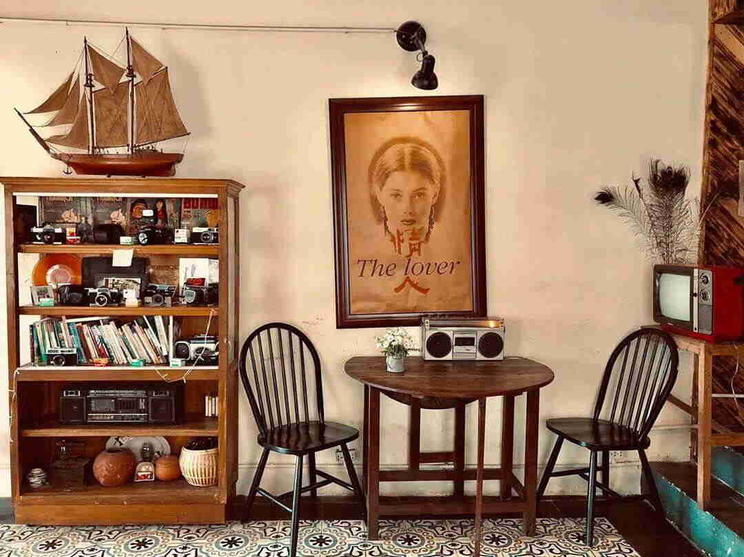 Phòng khách được decor bằng tranh treo tường vintage