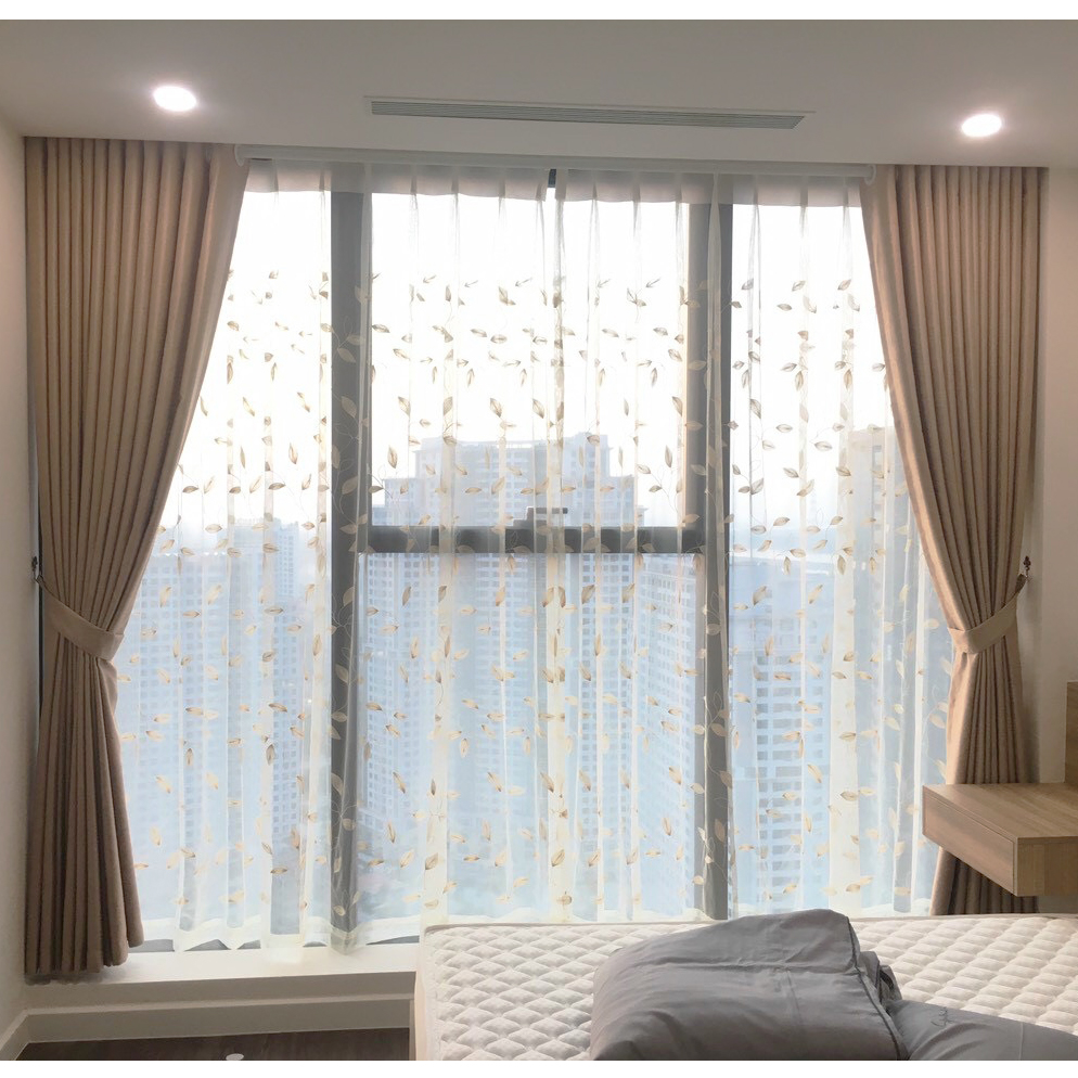 Vải silk hoặc satin của rèm cửa sổ tạo nên sự mịn màng và bóng bẩy, phản ánh ánh sáng một cách lấp lánh 