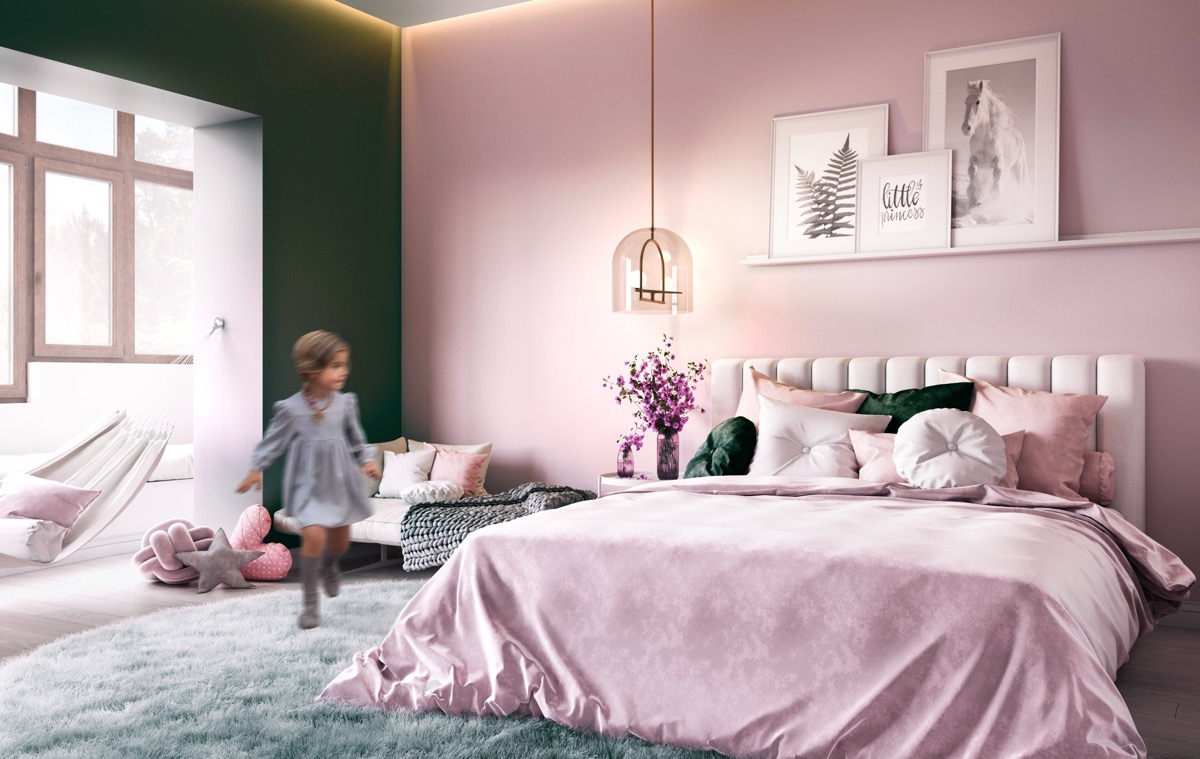 Nội thất của phòng ngủ bao gồm một chiếc giường lớn với chăn trải màu hồng và các chi tiết trang trí tương tự.