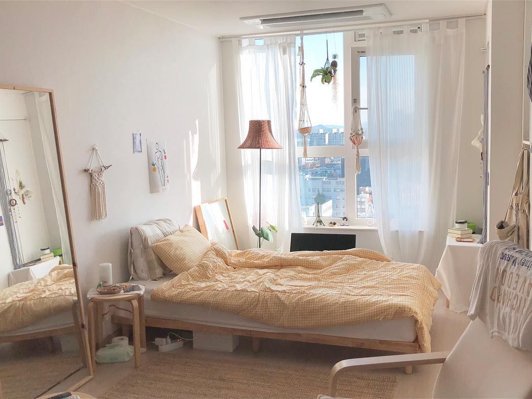Treo đồ trang trí nhỏ trên đầu giường tạo điểm nhấn ấn tượng