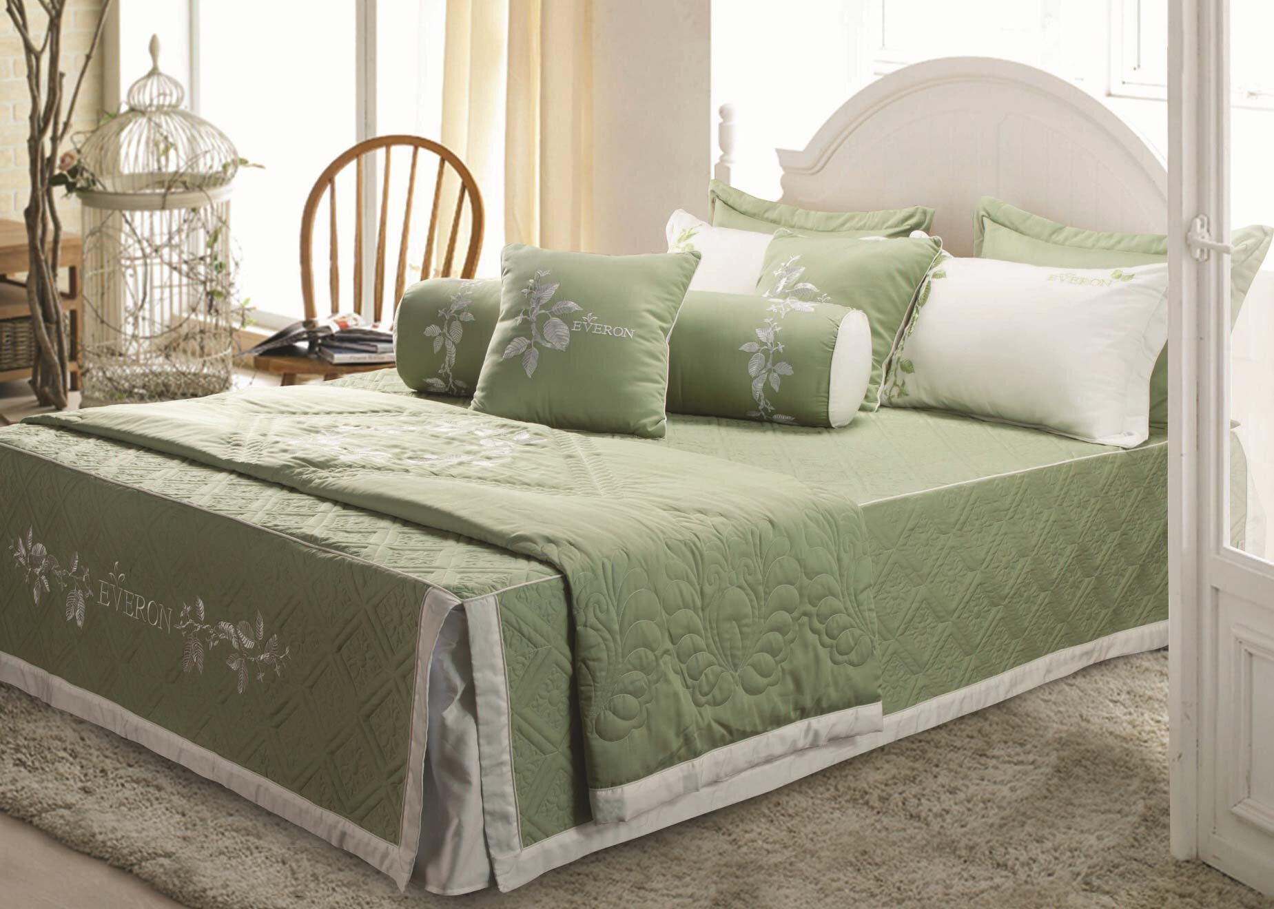 Tone màu pastel nhẹ nhàng giúp tăng tính lãng mạn cho phòng ngủ vợ chồng