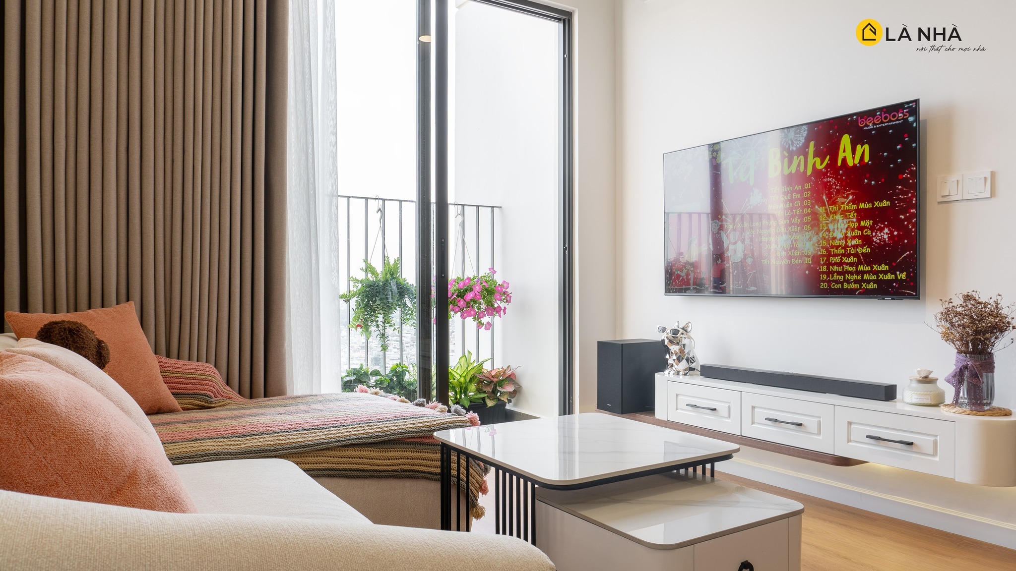 Trang trí cây và hoa giúp không gian sống gần gũi với thiên nhiên