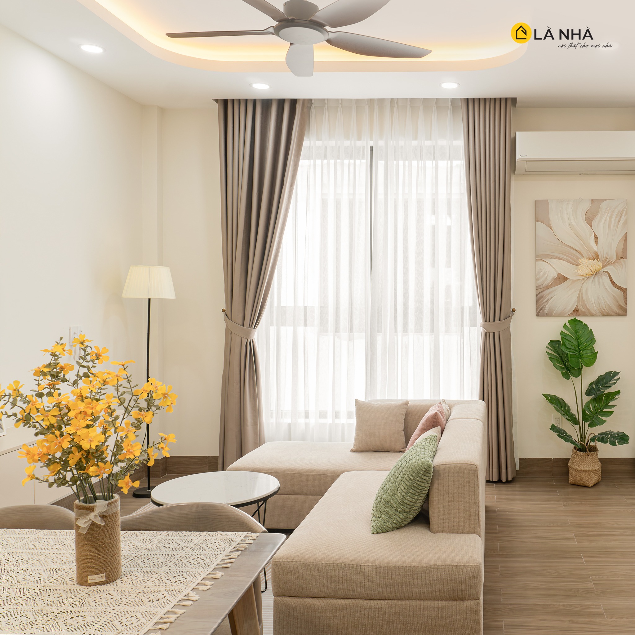 Sử dụng đồ nội thất như sofa, rèm cửa có màu sắc hài hòa với không gian