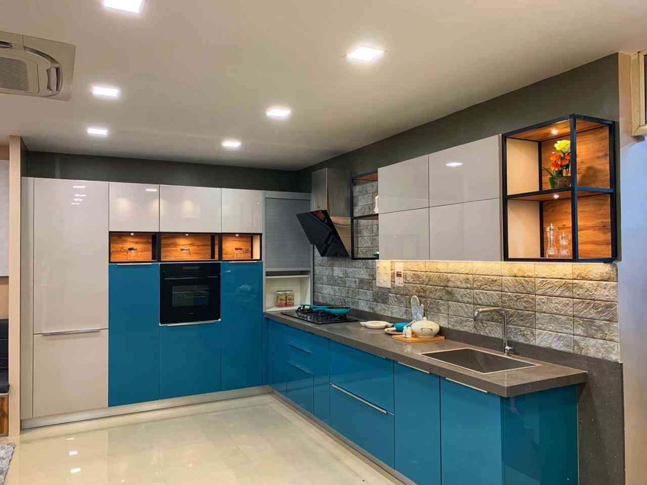 Tủ bếp chữ L màu xanh tạo điểm nhấn cho phòng bếp