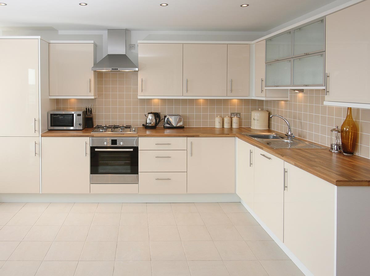 Tủ bếp phủ Acrylic bóng gương thiết kế hình chữ L