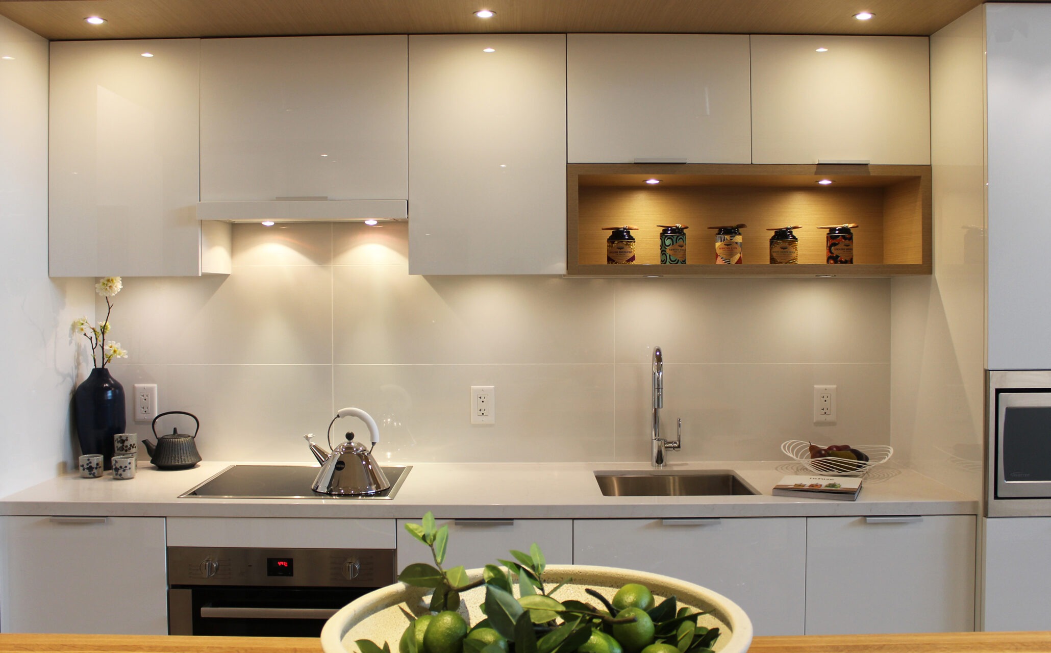 Thiết kế tủ bếp MDF độc đáo kết hợp nhiều đèn led chiếu sáng
