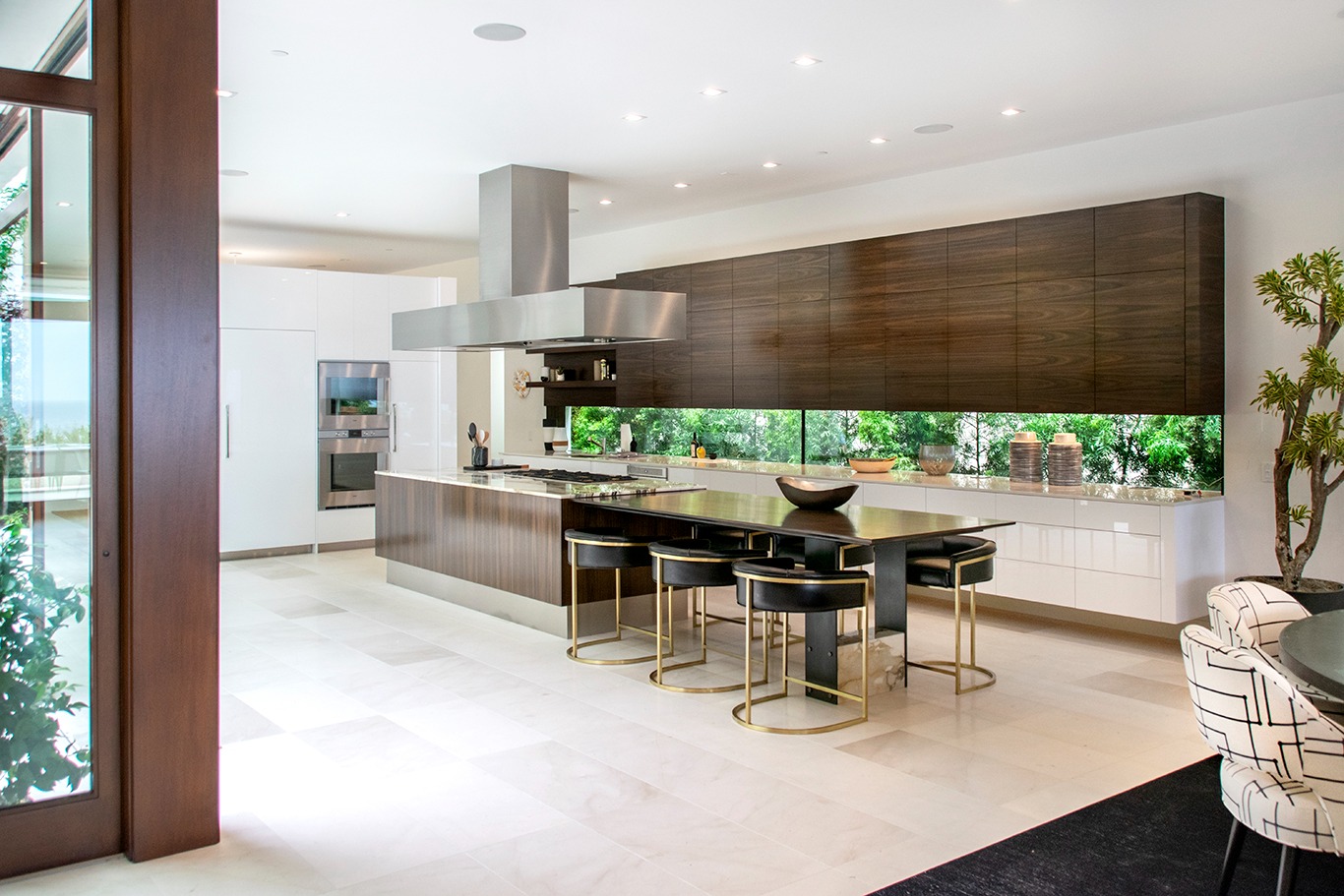 Mẫu tủ bếp phủ melamine giả gỗ với các đường vân sang trọng