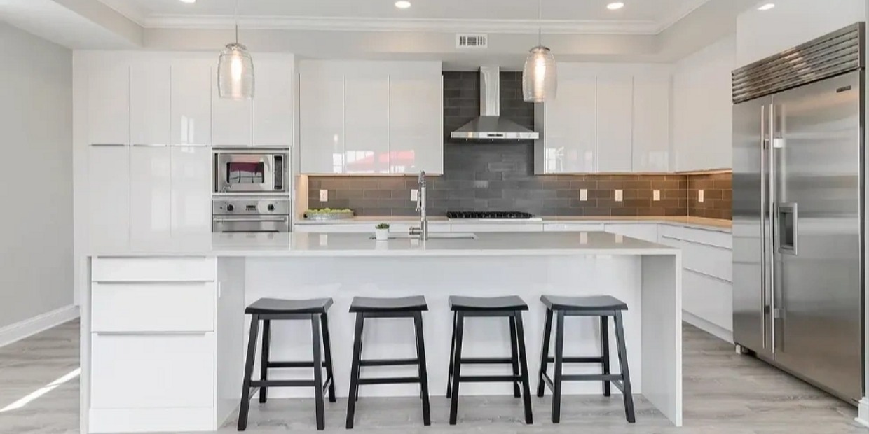 Mẫu tủ bếp cốt gỗ công nghiệp MDF phủ chất liệu bóng gương Melamine